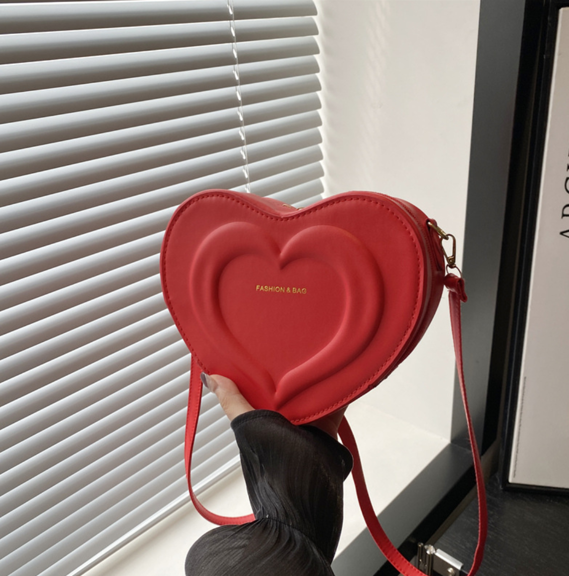 The Chic Fashion Heart‑Shape PU Leather Handbag – Women’s Crossbody Bag
